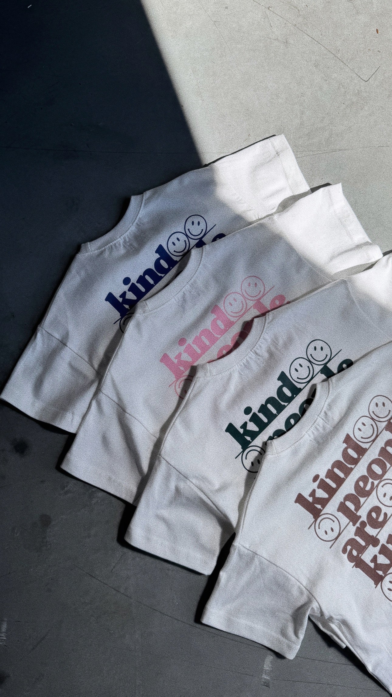Kind People Tee MOM (PRE-order - afsendes i uge 23)