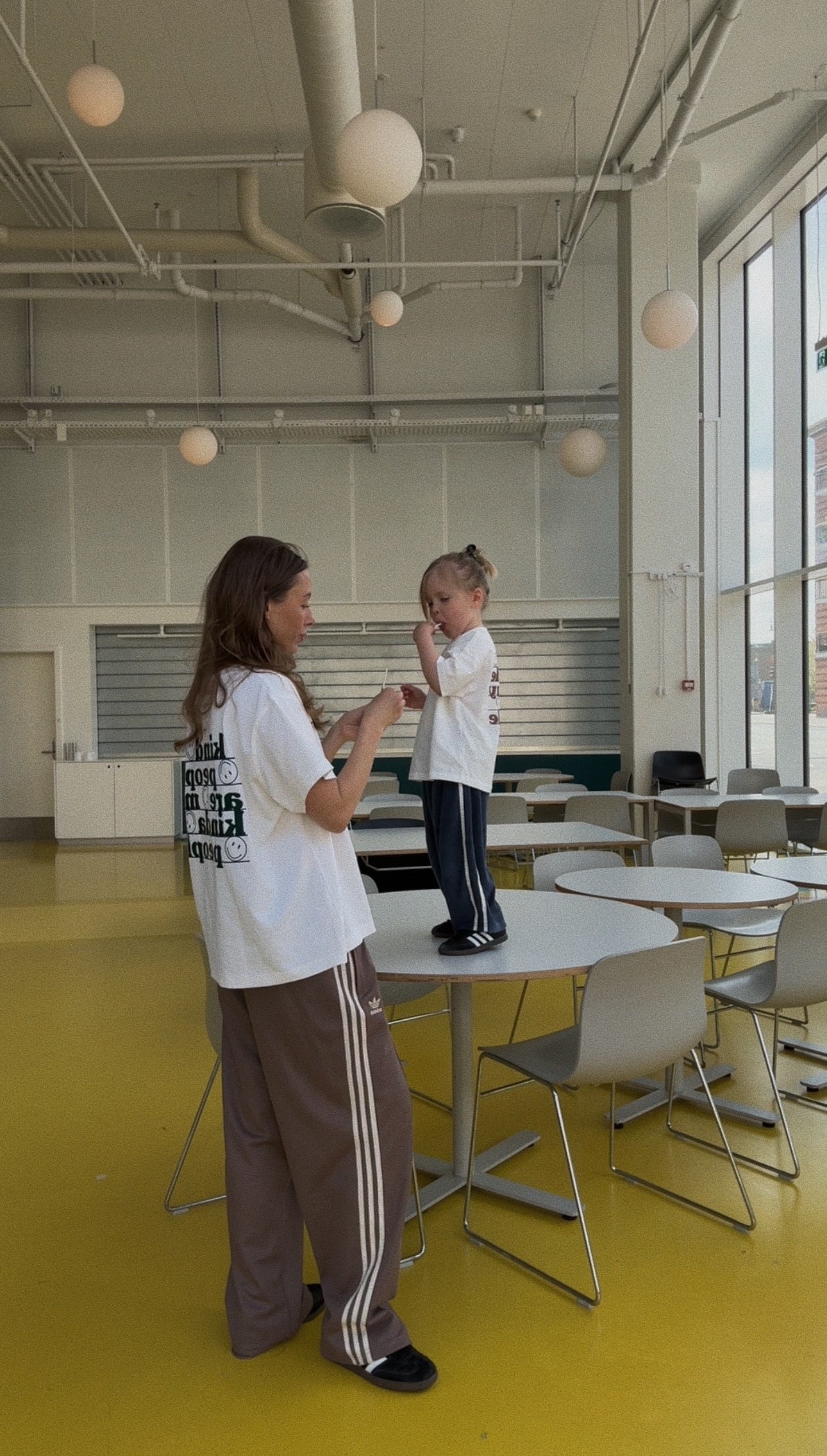Kind People Tee MOM (PRE-order - afsendes i uge 23)