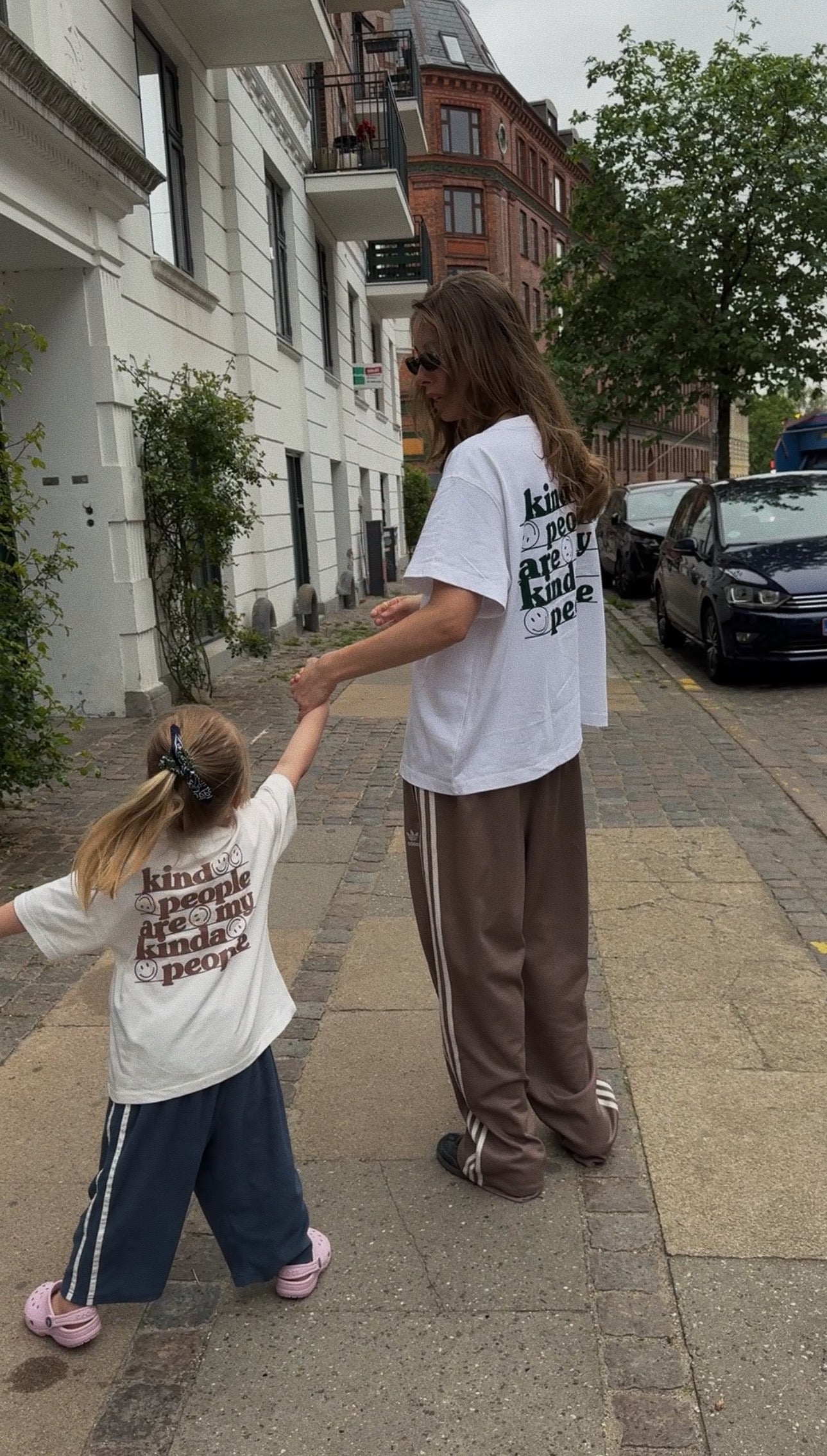 Kind People Tee MOM (PRE-order - afsendes i uge 23)