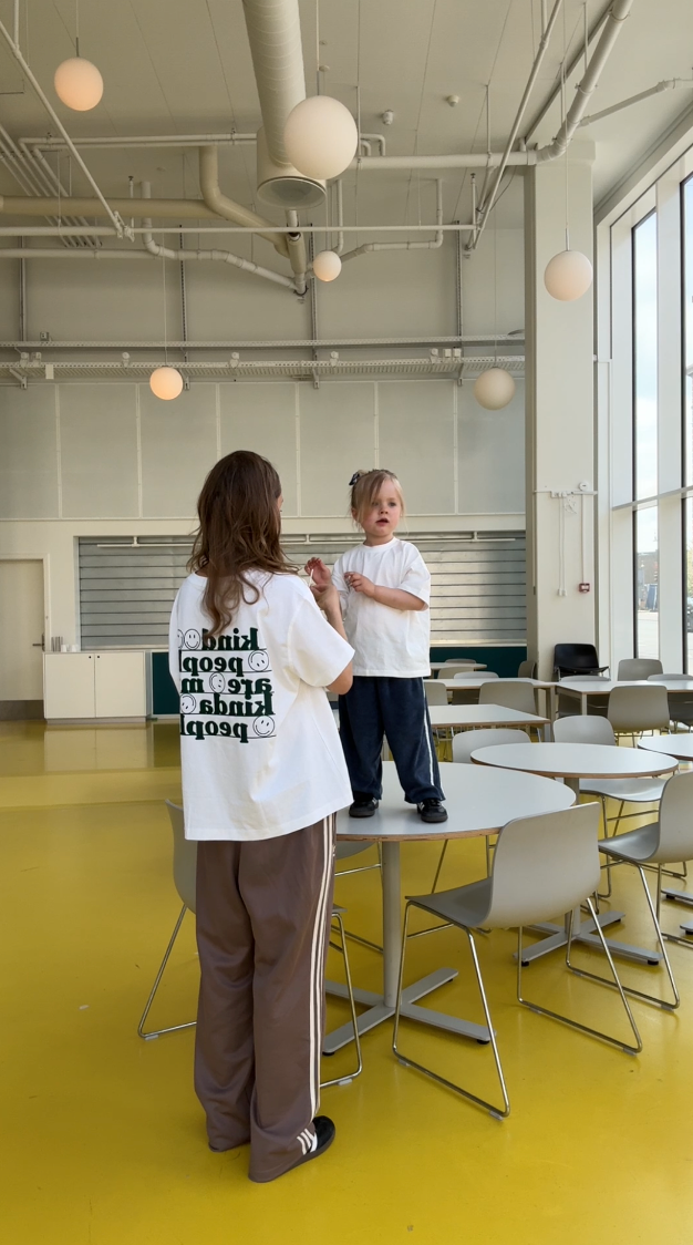 Kind People Tee MOM (PRE-order - afsendes i uge 23)